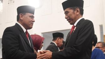 Presiden Joko Widodo (kanan) berjabat tangan dengan Ketua KPK Firli Bahuri (kiri) usai upacara pelantikan Pimpinan dan Dewan Pengawas KPK di Istana Negara, Jakarta, Jumat (20/12).[ANTARA FOTO/Akbar Nugroho Gumay]
