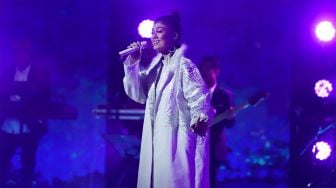 Agnez Mo tampil memukau pada gelaran konser bertajuk 'Agnez Mo Christmas Concert The Greatest Love' di Jakarta Barat, Kamis (19/12).  [Suara.com/Angga Budhiyanto]