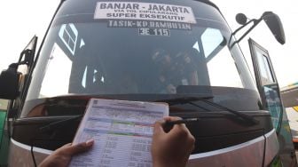 Petugas Dinas Perhubungan DKI Jakarta memeriksa kondisi bus saat pemeriksaan kelaikan angkutan di Terminal Kampung Rambutan, Jakarta, Jumat (20/12). [ANTARA FOTO/Indrianto Eko Suwarso]