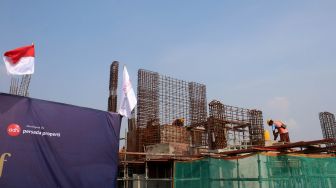 Pekerja menyelesaikan proyek The Padmayana di kawasan Kebayoran Baru, Jakarta Selatan, Sabtu (21/12). [Suara.com/Oke Atmaja]