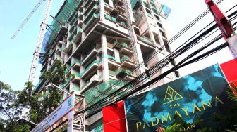 Pekerja menyelesaikan proyek The Padmayana di kawasan Kebayoran Baru, Jakarta Selatan, Sabtu (21/12). [Suara.com/Oke Atmaja]