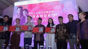 Aktor Reza Rahadian, presenter sekaligus jurnalis Najwa Shihab, produser film Manoj Punjabi, akademisi Jimly Asshiddiqie, penyanyi sekaligus aktris Maudy Ayunda dan putra kedua almarhum BJ Habibie Thareq Habibie menunjukkan prangko Habibie Ainun saat peluncuran perangko Habibie Ainun di CoHive Filateli, Jakarta Pusat, Jumat (20/12). [Suara.com/Angga Budhiyanto] 