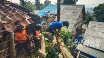 Puting Beliung Terjang Nagrak Sukabumi, Tiga Rumah Tertimpa Pohon Tumbang