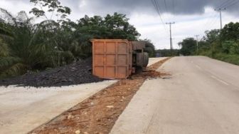 Truk Pengangkut Batu Bara Terbalik di Jalur Dua Sungai Rumbio Kari