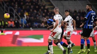 Pemain depan Inter Milan Romelu Lukaku mencetak gol melalui sundulan selama pertandingan sepak bola Serie A Italia Inter Milan melawan Genoa di Stadion Giuseppe Meazza, Milan, Italia, Minggu (22/12) dini hari WIB. [Marco Bertorello / AFP]