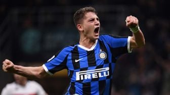 Pemain depan Inter Milan Sebastiano Esposito merayakan golnya setelah mencetak gol dari penalti selama pertandingan sepak bola Serie A Italia antara Inter Milan melawan Genoa di Stadion Giuseppe Meazza, Milan, Italia, Minggu (22/12) dini hari WIB. [Marco Bertorello / AFP]