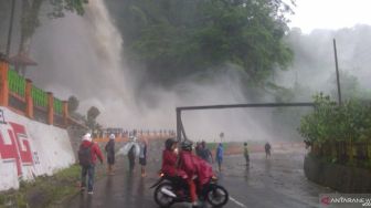 Curah Hujan Tinggi, Air Terjun Lembah Anai Meluber ke Jalan