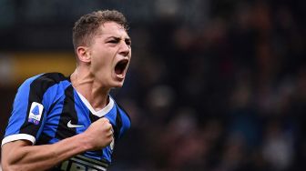 Pemain depan Inter Milan Sebastiano Esposito merayakan golnya setelah mencetak gol dari penalti selama pertandingan sepak bola Serie A Italia Inter Milan melawan Genoa di Stadion Giuseppe Meazza, Milan, Italia, Minggu (22/12) dini hari WIB. [Marco Bertorello / AFP]