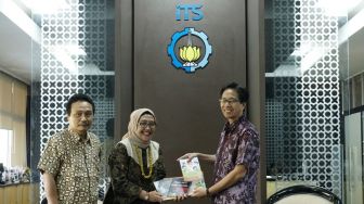 Anak-anak Taman Baca Lahirkan Buku Tentang Dolly