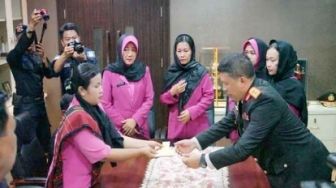 Kapolda Riau Serahkan Kunci Rumah ke Istri Alm Bripka Hendra Sibarani