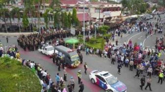 Video: Syahdunya Pemakaman Anggota Brimob Polda Riau Gugur di Papua