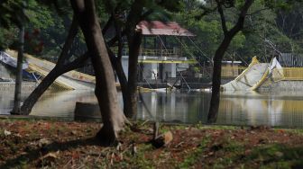 Kondisi jembatan lengkung yang roboh di hutan kota Kemayoran, Jakarta Pusat, Senin (23/12). [Suara.com/Angga Budiyanto]