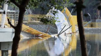 Jembatan Hutan Kota Kemayoran Roboh Diduga karena Tiang Penyangga Terlepas