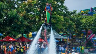 Terbang di Atas Kolam Renang, Sensasi Flyboard Ini Hanya Ada di Purbalingga