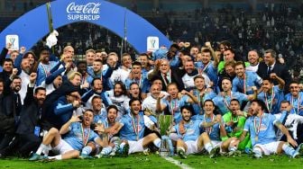 Pemain Lazio mengangkat trofi setelah pertandingan final sepakbola Supercoppa Italia antara Juventus melawan Lazio di Stadion King Saud University, Riyadh, Senin (23/12) dini hari WIB. [GIUSEPPE CACACE / AFP]