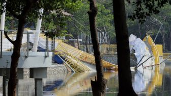 Kondisi jembatan lengkung yang roboh di hutan kota Kemayoran, Jakarta Pusat, Senin (23/12). [Suara.com/Angga Budiyanto]