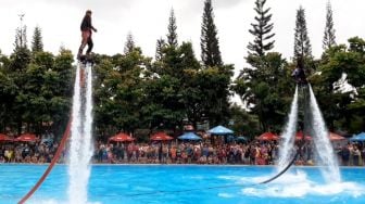 Perkawinan Seni Kuda Kepang dan Flyboard di Owabong Purbalingga