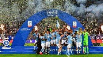 Pemain Lazio mengangkat trofi setelah pertandingan final sepakbola Supercoppa Italia antara Juventus melawan Lazio di Stadion King Saud University, Riyadh, Senin (23/12) dini hari WIB. [GIUSEPPE CACACE / AFP]