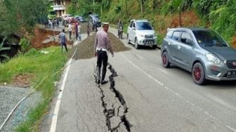 Jalan Lintas Riau-Sumbar Nyaris Amblas Dishub Riau Siapkan Jalan Alternatif