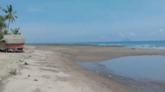 Panorama Bibir Pantai Karampuang yang Butuh Perhatian