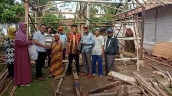 Warga Robohkan Rumah Milik Nenek Tua di Bojongmanik Pandeglang