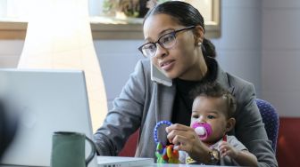 5 Tips Cerdas Menjalani Peran Ganda Sebagai Ibu dan Karyawan