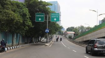 Suasana lengang di ruas jalan Kebayoran yang mengarah ke Fly Over Pancoran Halim, Jakarta, Selasa (24/12). [Suara.com/Alfian Winanto].