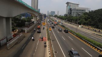 Suasana lengang di ruas jalan MT Haryono mengarah ke Pancoran, Jakarta, Selasa (24/12). [Suara.com/Alfian Winanto]