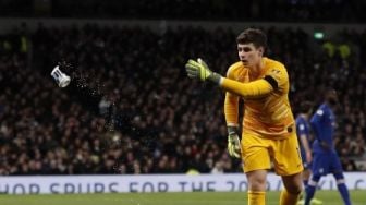 Timpuk Kiper Chelsea, Suporter Tottenham Kena Batunya