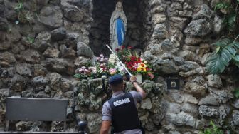 Tim Gegana menyisir kawasan Gereja Katedral Jakarta, Selasa (24/12). [Suara.com/Angga Budhiyanto]