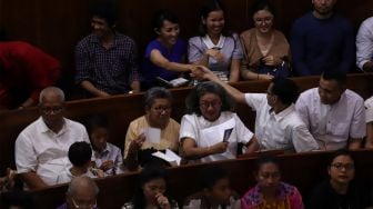 Jemaat saling bersalaman saat misa malam Natal di GPIB Immannuel, Gambir, Jakarta Pusat, Selasa (24/12). [Suara.com/Angga Budhiyanto]