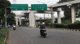 Suasana lengang di ruas jalan Halim mengarah ke Pancoran, Jakarta, Selasa (24/12). [Suara.com/Alfian Winanto].