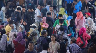 Sejumlah calon penumpang memadati Stasiun Gambir, Jakarta Pusat, Senin (23/12). [Suara.com/Angga Budhiyanto] 