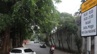 Plang ganjil-genap yang berada di ruas Jalan Otto ISkandar Dinata, Jakarta, Selasa (24/12). [Suara.com/Alfian Winanto]