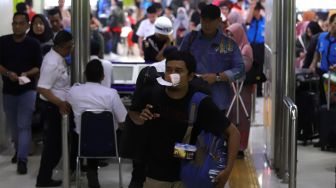 Jelang Natal dan Tahun Baru, Stasiun Gambir Dipadati Penumpang