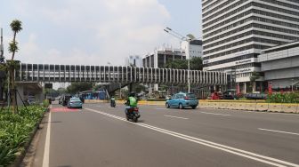 Suasana lengang di ruas jalan Sudirman, Jakarta, Selasa (24/12). [Suara.com/Alfian Winanto].