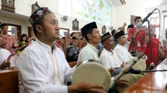 Toleransi Natal, Santri Pesantren Main Rebana di Gereja Mater Dei Semarang