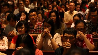 Jemaat memanjatkan doa saat misa Natal di Gereja Katedral, Jakarta, Rabu (25/12).[Suara.com/Angga Budhiyanto]