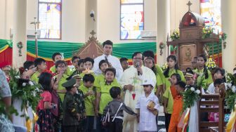 Keceriaan Anak-anak Ikuti Misa Natal