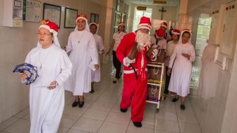 Sinterklas mengunjungi pasien saat Perayaan Natal di Rumah Sakit Brayat Minulya, Solo, Jawa Tengah, Rabu (25/12).[ANTARA FOTO/Mohammad Ayudha]