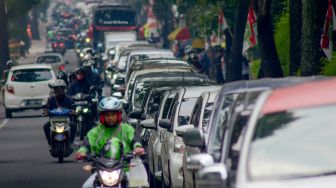 Sejumlah kendaraan terjebak kemacetan saat menuju arah Lembang terjebak kemacetan di Jalan Setiabudi-Lembang, Bandung, Jawa Barat, Selasa (24/12). [ANTARA FOTO/Raisan Al Farisi]