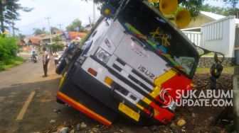 Truk Semen Terperosok Masuk Parit di Cikakak Sukabumi