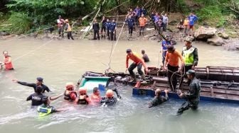 Gabungan dari SAR Pagaralam, TNI, Polri, BPBD dan Tagana melakukan evakuasi Bus Sriwijaya rute Bengkulu - Palembang yang mengalami kecelakaan di Liku Sungai Lematang, Prahu Dipo, Dempo Selatan, Kota Pagaralam, Sumatera Selatan, Rabu (25/12). [ANTARA FOTO]