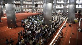 Suasana Khidmat Salat Gerhana Matahari di Masjid Istiqlal