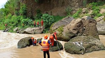 Motor Menyantol di Rel, Sugiyanto Hilang usai Nyungsep di Sungai Sampeyan