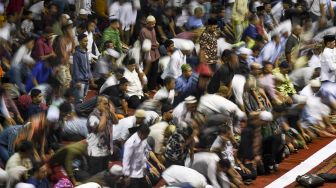 Warga melaksanakan Salat Sunah Kusuf (Gerhana Matahari) di Masjid Istiqlal, Jakarta, Kamis (26/12). [ANTARA FOTO/Hafidz Mubarak]