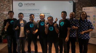 CEO Netzme Vicky Saputra (keempat kiri) berfoto bersama partisipan usai konferensi pers aplikasi Netzme di Satrio Tower, Kuningan, Jakarta Selatan, Kamis (26/12). [Suara.com/Alfian Winanto]