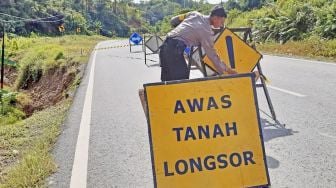 Begini Penampakan Jalan Lintas Negara yang Retak