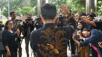 Febri Diansyah usai memberikan keterangan pers di gedung KPK, Jakarta, Kamis (26/12). [ANTARA FOTO/M Risyal Hidayat]