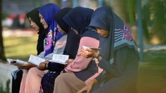 Warga berdoa saat memperingati 15 tahun musibah gempa dan tsunami di kuburan Massal Siron, Aceh, Kamis (26/12). [CHAIDEER MAHYUDDIN / AFP]
